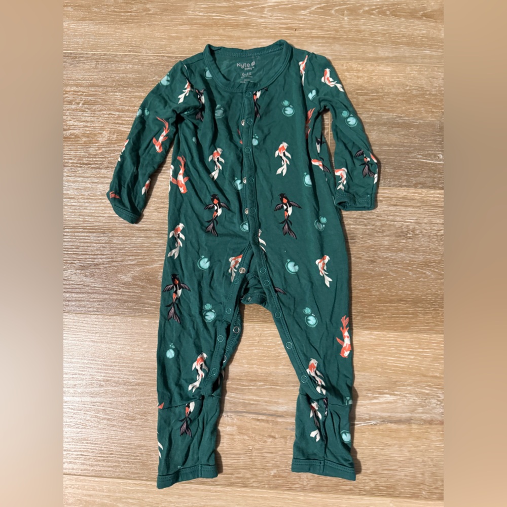 Kyte Baby Romper in Koi; size 6-12 months